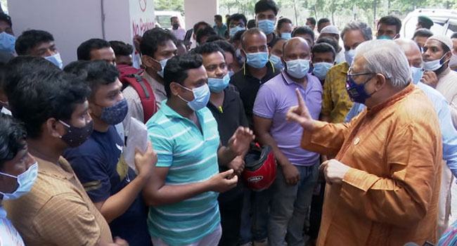 করোনা টিকার জন্য প্রবাসীদের পদে পদে ভোগান্তি, যা বলছেন মন্ত্রী