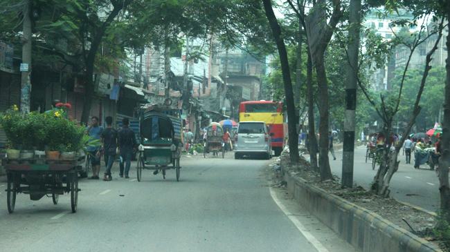 প্রধান সড়ক ফাঁকা : নিয়ন্ত্রণে আনা যাচ্ছে না পাড়া-মহল্লা