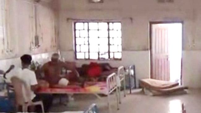 হাসপাতালে শয্যা সঙ্কট, রোগীরা চিকিৎসা নিচ্ছেন বাড়িতে