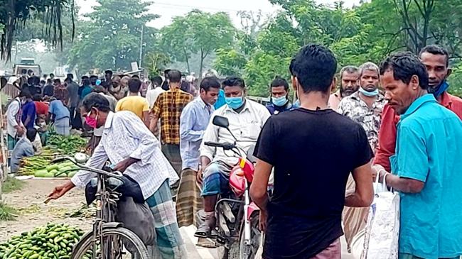 রাজশাহীর হাটবাজারে স্বাস্থ্য বিধি মানছেন না কেউ