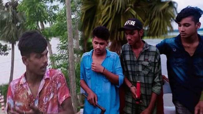 নাঙ্গলকোটে কিশোর গ্যাংয়ের অস্ত্রের মহড়া, আটক ৪