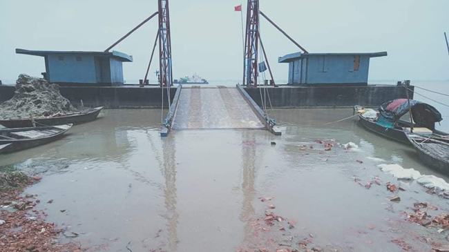 দৌলতদিয়ায় ফেরিঘাটের ২ র‌্যাম ডুবে যানবাহন পারাপার বন্ধ
