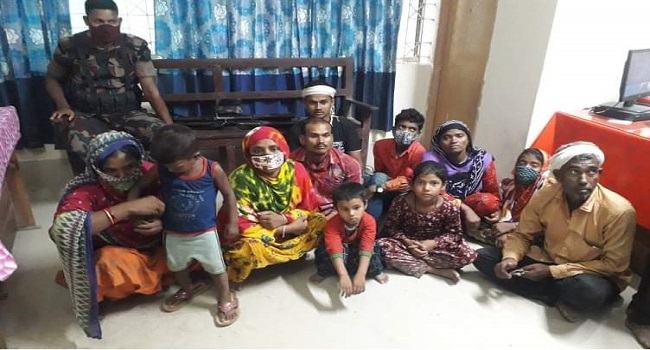 ফুলবাড়ীতে ভারত ফেরত নারী-শিশু ১২ জন আটক