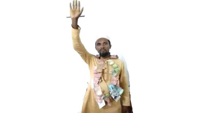 গলাচিপায় টাকার মালা গলায় দিয়ে ইউপি মেম্বারের উল্লাস!