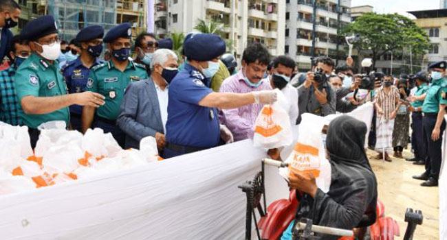 করোনাকালে অসহায় মানুষের পাশে দাঁড়াতে হবে : আইজিপি