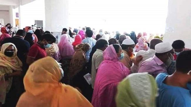 চুয়াডাঙ্গায় টিকাদান কেন্দ্রে মানা হচ্ছে না স্বাস্থ্যবিধি!