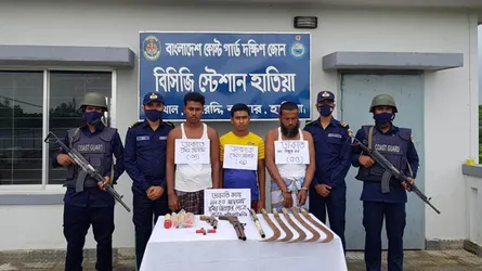 হাতিয়ায় আগ্নেয়াস্ত্রসহ ৩ ডাকাত আটক