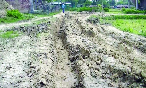 কালাইয়ে কাঁচা রাস্তায় দুর্ভোগ