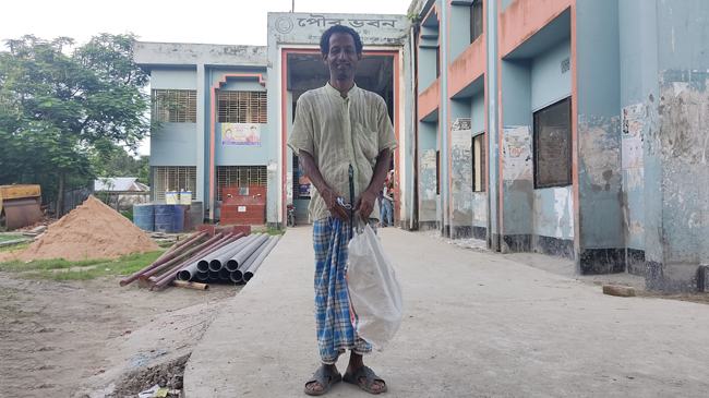 ১ প্যাকেট ত্রাণের জন্য দিনভর অপেক্ষায় জমিদারের নাতি