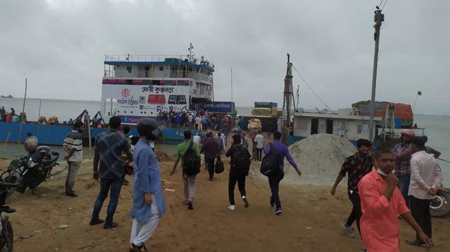 শিমুলিয়া-বাংলাবাজার নৌরুটের ফেরিতে যাত্রীদের ভিড়