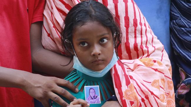 ছোট্ট নয়নের নির্বাক চাউনি খুঁজে ফেরে মাকে