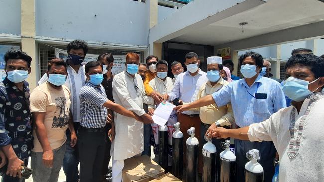 চুয়াডাঙ্গা হাসপাতালে অক্সিজেন ও চিকিৎসা সামগ্রী দিলেন বিএনপি নেতা