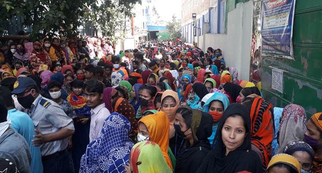 গার্মেন্টস কেঁপে উঠে ফাটল, প্রাণের ভয়ে দিশেহারা শ্রমিকরা