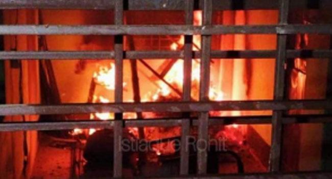 ফুলছড়ি ছাত্রলীগের সম্পাদক হত্যা : প্রধান আসামির বাড়িতে আগুন