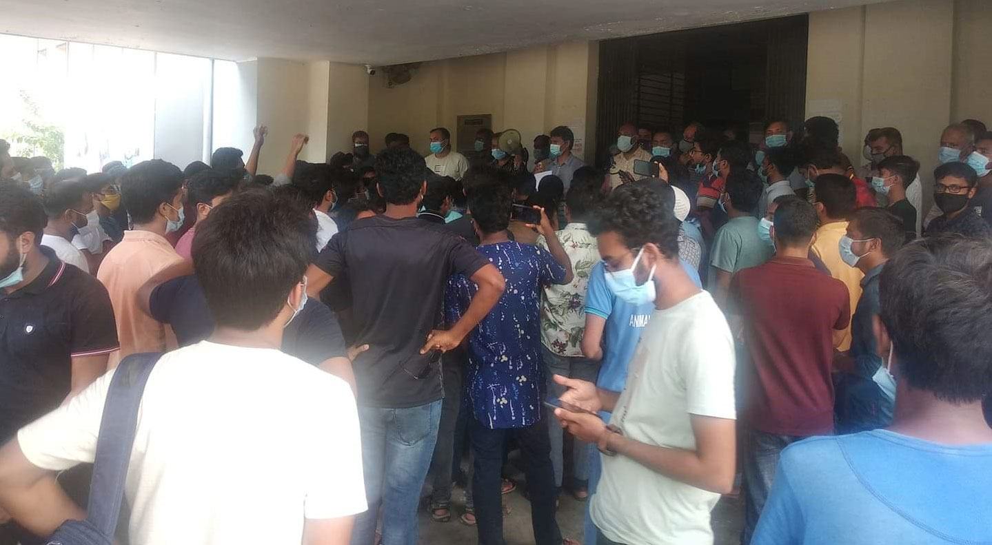 বাস বন্ধ করায় রাবি শিক্ষার্থীদের বিক্ষোভ, প্রশাসন ভবনে তালা
