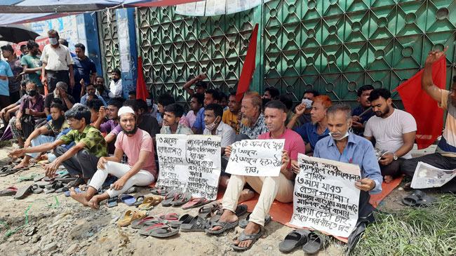 ‘চার মাস হলো বেতন দেয় না, কেউ আমাদের খবরও লয় না’
