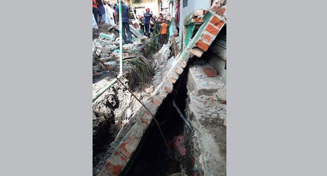 নারায়ণগঞ্জে দেয়াল ধসে ২ জনের মৃত্যু