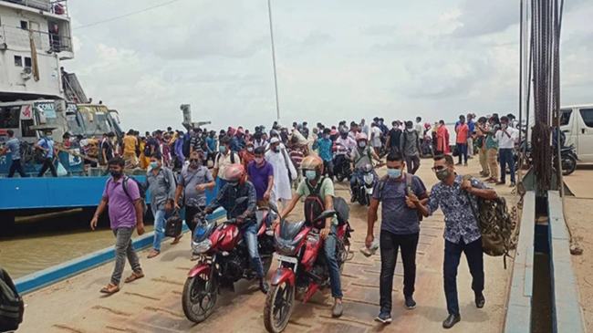 দৌলতদিয়াঘাটে যাত্রীর ঢল, ছয় কিলোমিটার জুড়ে তীব্র যানজট
