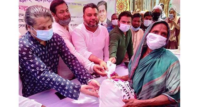 নারায়ণগঞ্জে পানিবন্দিদের মাঝে সাবেক এমপির খাদ্য সামগ্রী বিতরণ