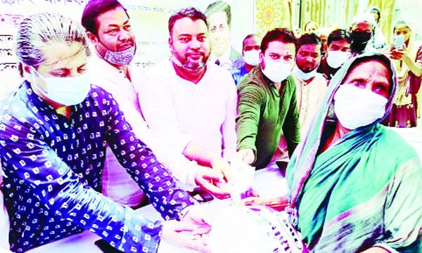 না’গঞ্জে পানিবন্দীদের মাঝে সাবেক এমপির খাদ্যসামগ্রী বিতরণ