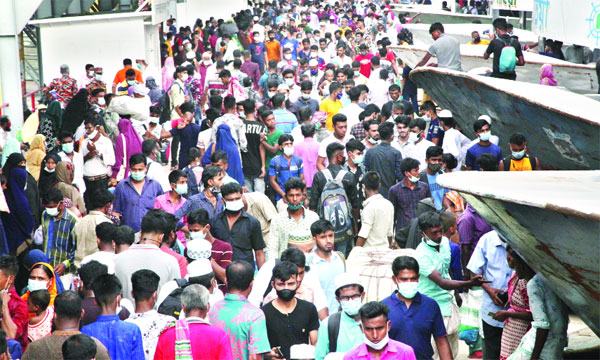 করোনার ঊর্ধ্বগতির মধ্যেই রাজধানী ছাড়ছে মানুষ