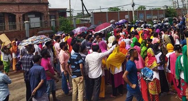 গাজীপুরে বকেয়া বেতনের দাবিতে শ্রমিকদের ফের সড়ক অবরোধ