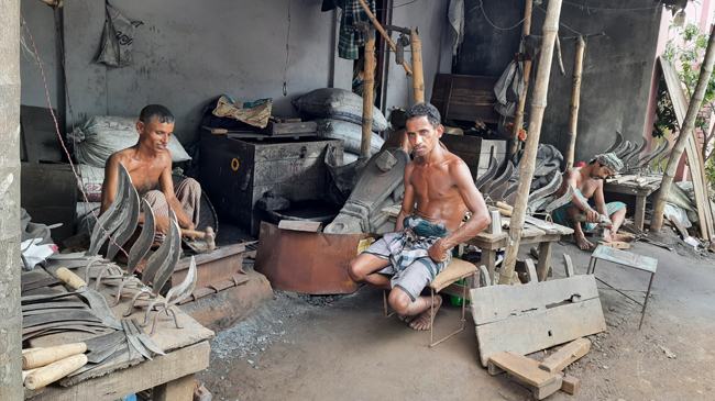 চরফ্যাসনের কামারদের মনে আনন্দ নেই