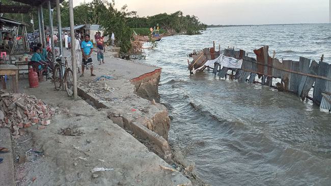 কমলনগরে মেঘনার ভাঙনে হাটবাজারসহ বিস্তীর্ণ জনপদ বিলীন