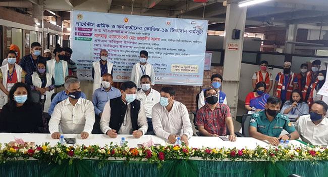 গাজীপুরে পোশাক শ্রমিকদের করোনার টিকা প্রদান শুরু