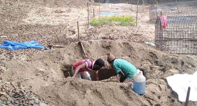 নোয়াখালীতে দাফনের ৬ দিন পর গৃহবধূর লাশ উত্তোলন
