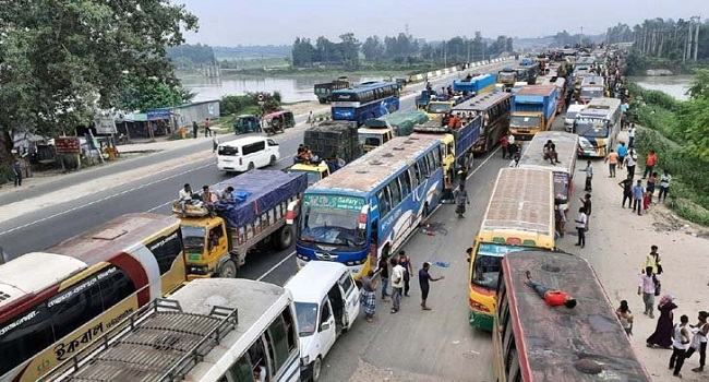 দীর্ঘ যানজট, সড়কেই ঈদ