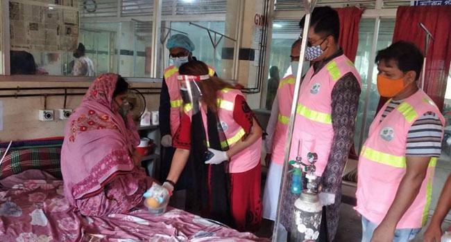 হাসপাতালে করোনা রোগীদের সাথে টিম খোরশেদের শুভেচ্ছা বিনিময়