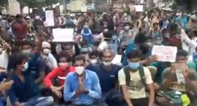 কলকাতায় হবু পুলিশদের লাঠিপেটা বর্তমান পুলিশদের