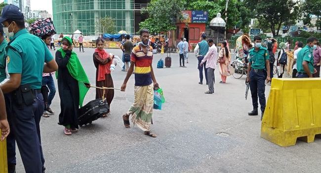 ঈদে ঢাকা ছেড়েছে ১ কোটি ৫ লাখ, এক দিনে ফিরেছে ৮ লাখ