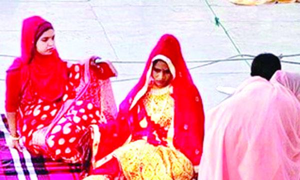 লঞ্চের ছাদেই নবদম্পতি