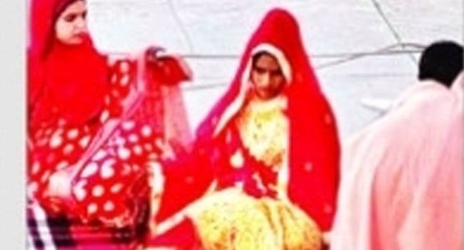 লঞ্চের ছাদেই নবদম্পতি