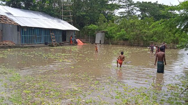 জোয়ারের পানিতে ডুবল গ্রাম, বেকায়দায় হাজারো মানুষ