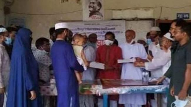 ঘাটাইলে শিশু মুনতাহাকে সাড়ে ৫ লাখ টাকা দিলো গ্রামবাসী
