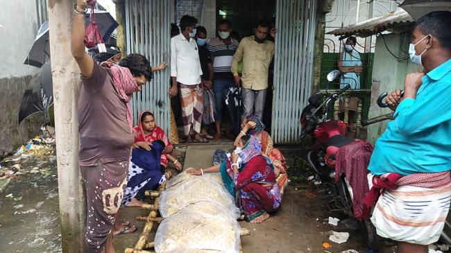 টাকার অভাবে চিকিৎসাহীন মৃত্যু, দেনাদারের বাড়ির সামনে লাশ