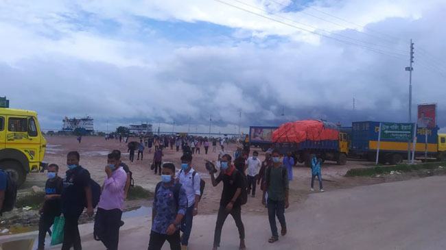 মাওয়া-শিমুলিয়ায় যানবাহনের অপেক্ষায় থাকা ফেরিতে সাধারণ যাত্রীদের ভিড়