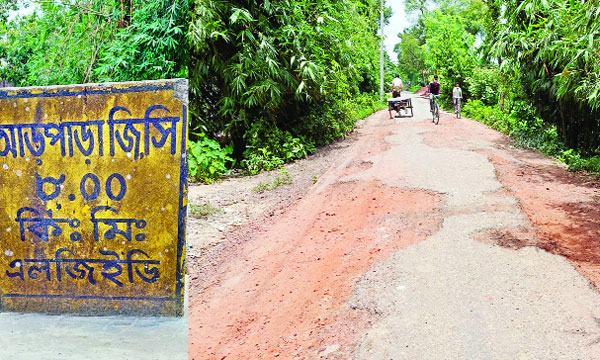 খানাখন্দে ভরা চৌগাছা-আড়পাড়া সড়কে ভোগান্তি চরমে