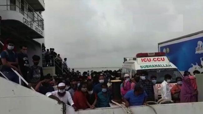 বিধিনিষেধ ভঙ্গ করে ফেরি পারাপার, যাত্রীদের উপচে পড়া ভিড়