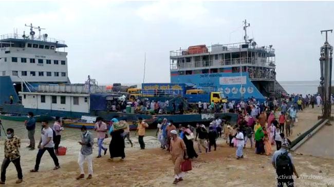 শিমুলিয়া ঘাটে বাড়ি ফেরা ও ঢাকামুখী যাত্রীদের ভিড়