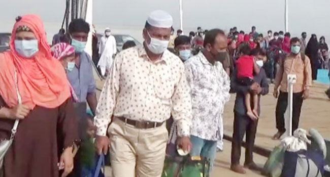 লকডাউনেও দৌলতদিয়া-পাটুরিয়া রুটে চলছে যাত্রী পারাপার
