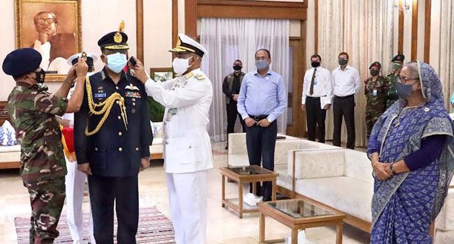 এয়ার চিফ মার্শালের র‌্যাঙ্ক ব্যাজ পরানো হলো বিমান বাহিনী প্রধানকে
