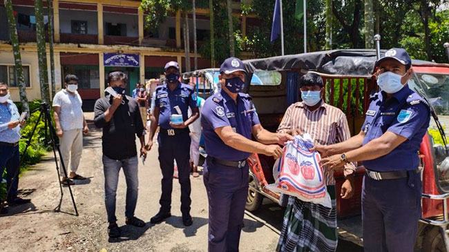সিংগাইরে লকডাউন অমান্যকারী অটোচালকদের খাদ্য সহায়তা দিয়ে ছেড়ে দিলেন ওসি