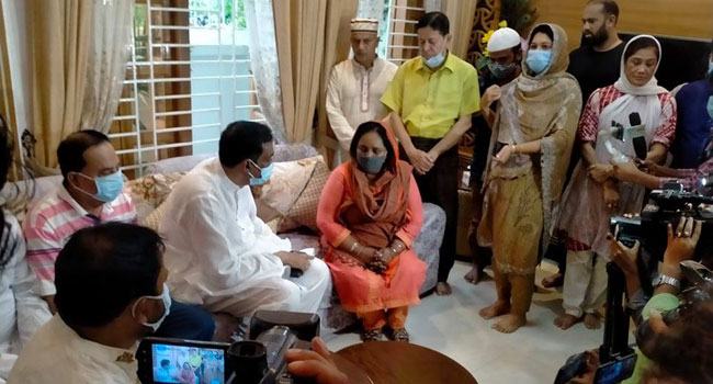 মায়ের মৃত্যুতে সমবেদনা জানাতে মেয়র আইভীর বাড়িতে শামীম ওসমান