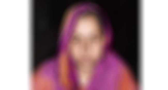 নওগাঁয় বিয়ের দাবিতে প্রেমিকের বাড়িতে প্রবাসীর স্ত্রীর অনশন