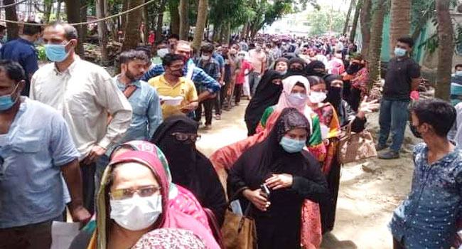 সোনারগাঁও হাসপাতালে টিকা নিতে উপচে পড়া ভিড়