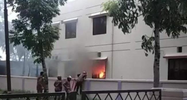 বরগুনায় আগুনে পুড়েছে করোনা টিকা রাখার ২ ডিপ ফ্রিজ